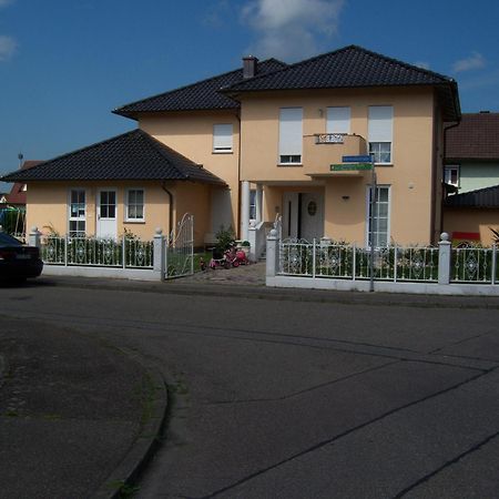 Gaestehaus Tante Tienchen 7 Minuten Zu Fuss Zum Europa Park , Plus Kostenloses Parkplatzticket Rulantica ,Alle Unsere Suiten Haben Einen Balkon 鲁斯特 外观 照片